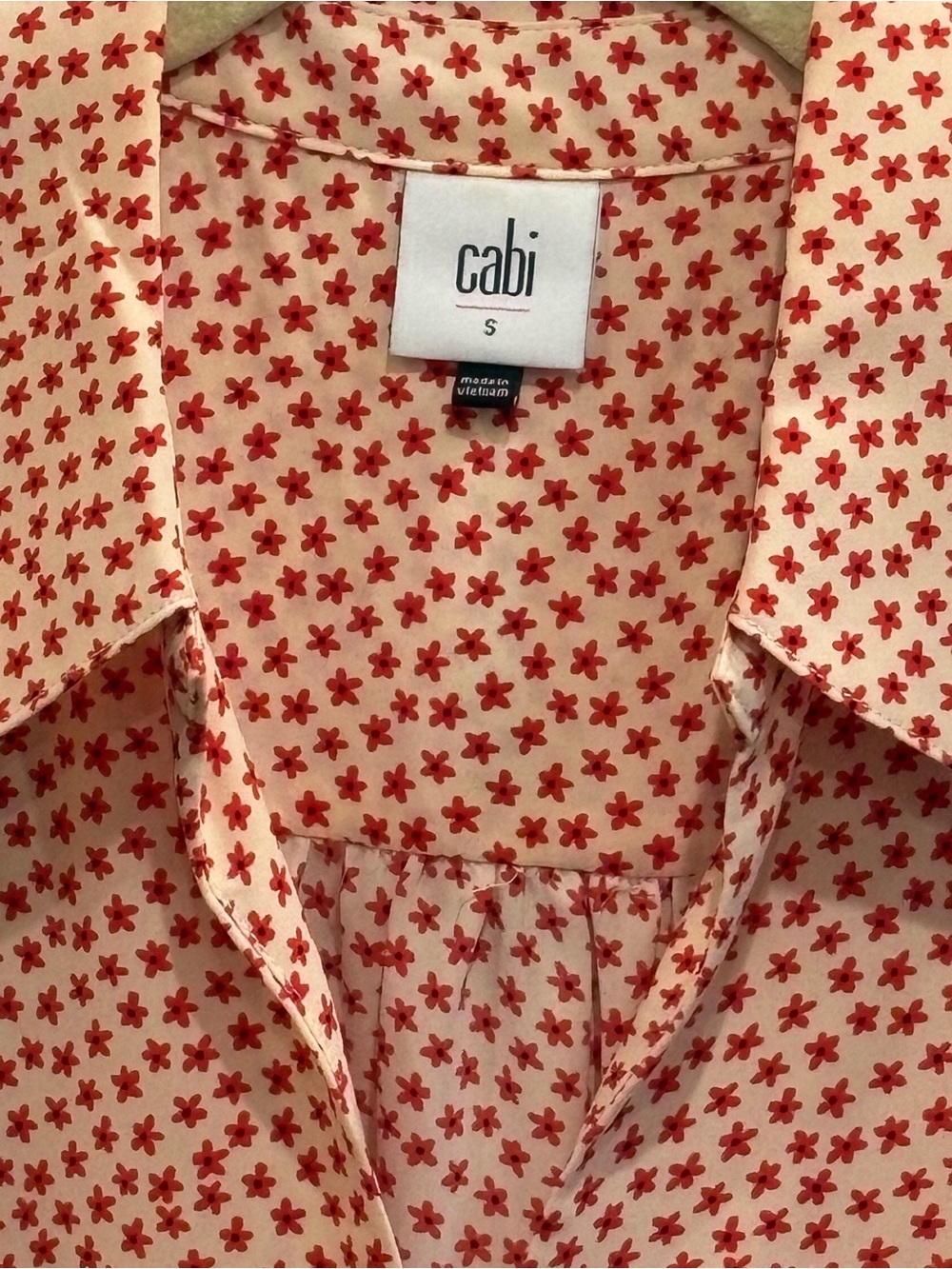 cabi Red floral Print Sleeveless Button-Down Top. Small. - Picture 2 of 7